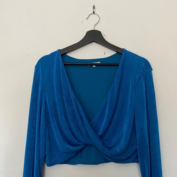 Remi x Revolve Niki Blue Long Sleeve Sparkle V-Neck Cropped Top - Picture 3 of 4